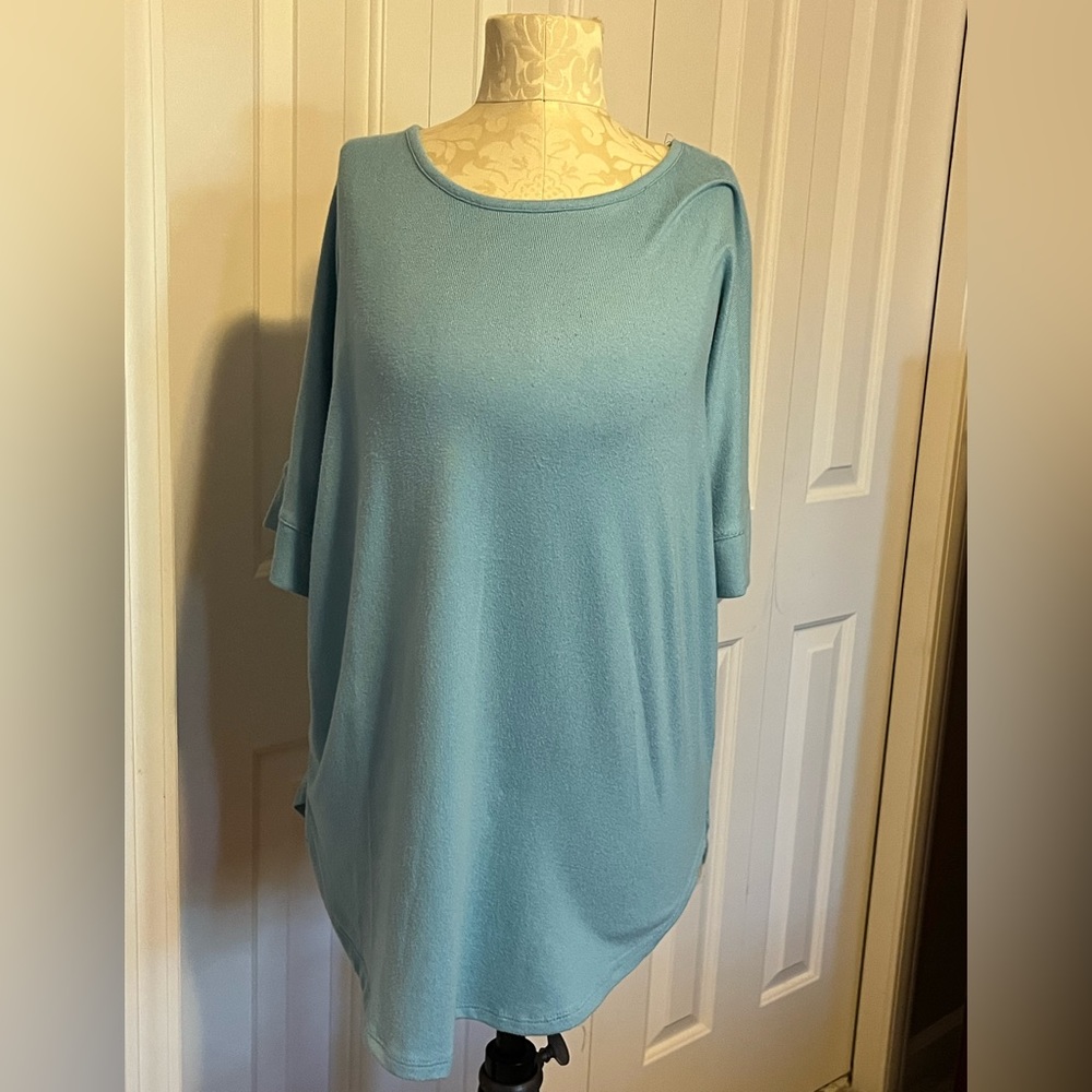 Natori medium lounge top. Soft and comfy. Very good condition. Easy care.
